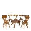 MOD 2119 Ensemble de mobilier artisanal comprenant une table basse de forme libre et 7 chaises.